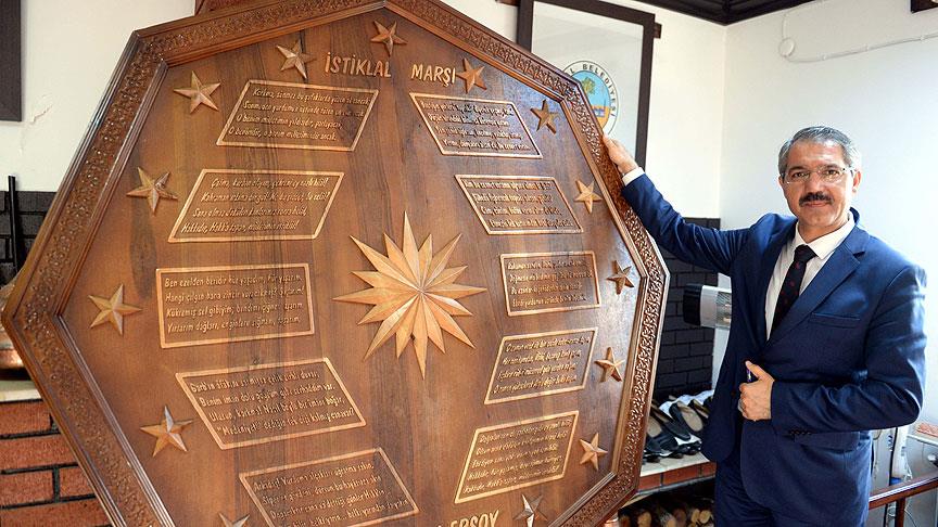 Cumhurbaşkanlığı forsu ve İstiklal Marşı'nı ağaç panoya işledi