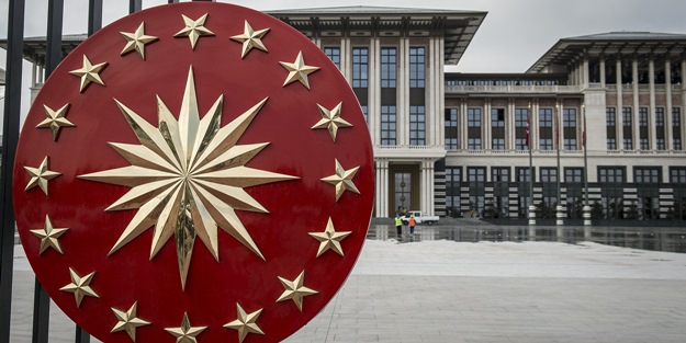 Cumhurbaşkanlığı: Meydanları terk etmeyin!