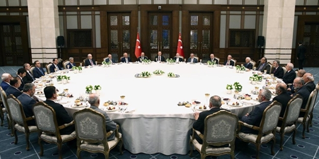 Saray'da klozet yalanından sonra şimdi de masa tartışması