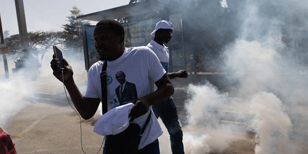 Cumhurbaşkanlığı seçiminin ertelendiği ülkede sokaklar karıştı! Adaylardan biri gözaltında