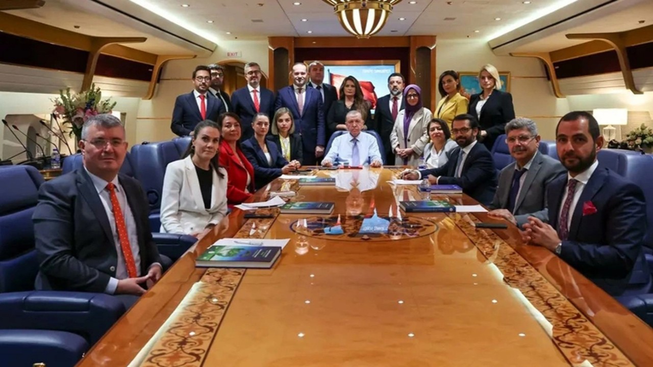 Cumhurbaşkanlığı uçağındaki gazeteciler arasında öyle biri vardı ki... O detay herkesi şaşırttı