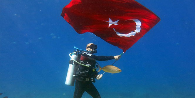 Cumhuriyet Bayramı'nı denizin altında kutladılar