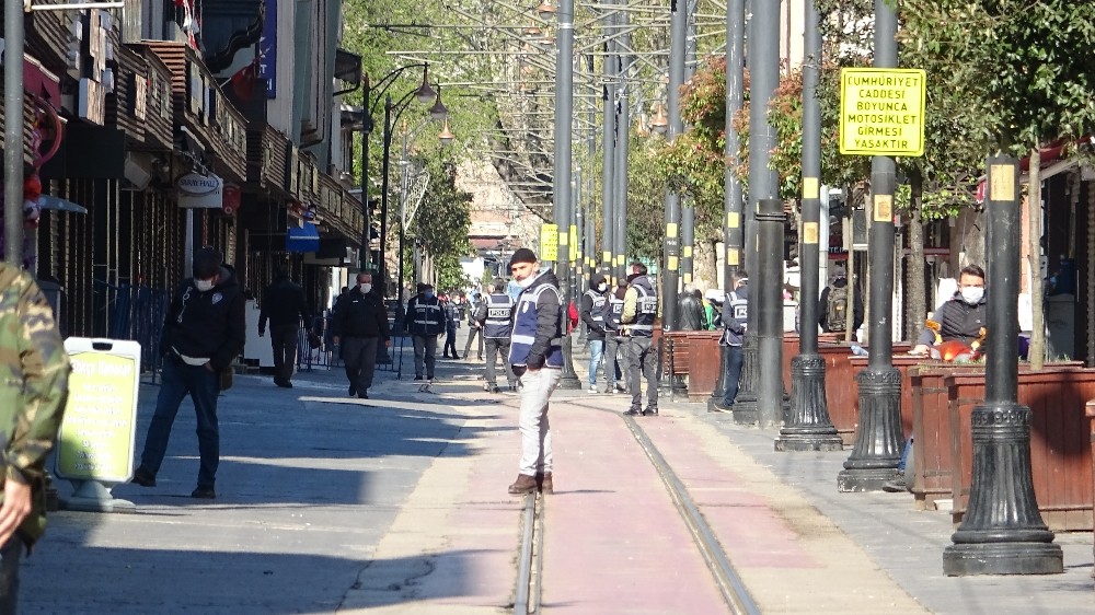 Cumhuriyet Caddesi yaya trafiğine kapatıldı 