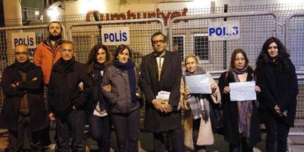 Cumhuriyet gazetesi önünde eylem