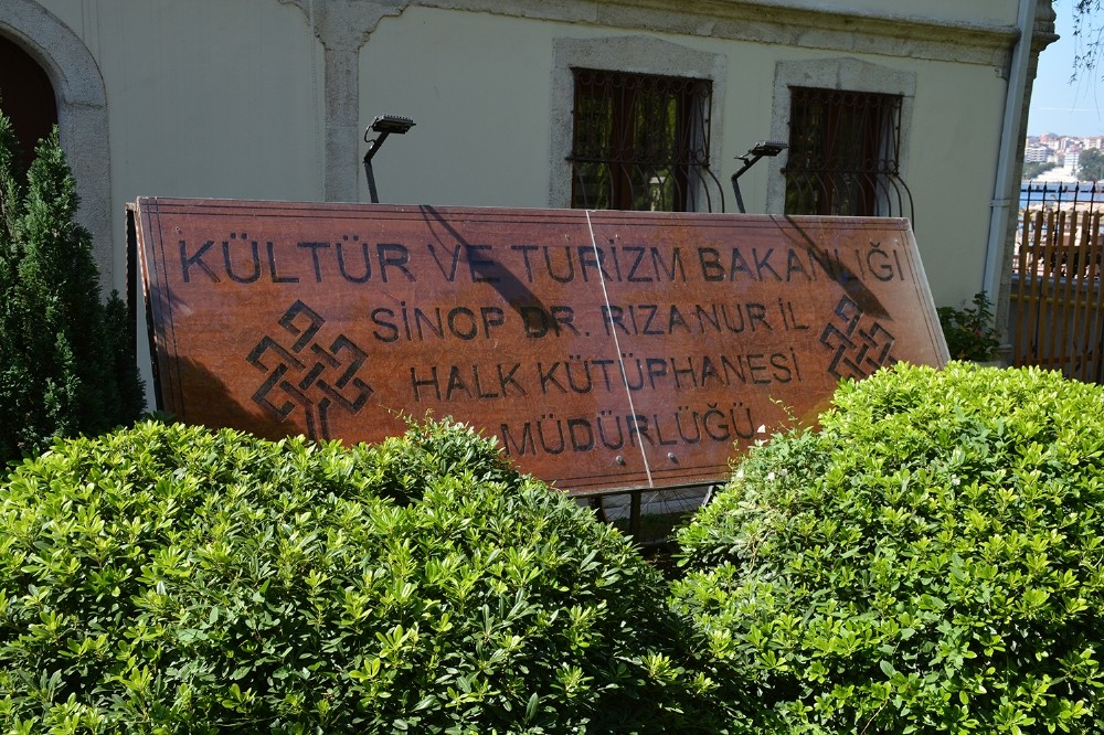 Cumhuriyet kadar eski, Dr. Rıza Nur Halk kütüphanesi 