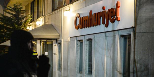 Cumhuriyet muhabiri evinde kendini astı