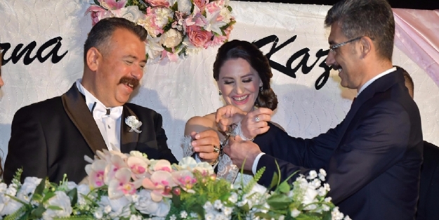 Savcıya nikahta kelepçe takıldı