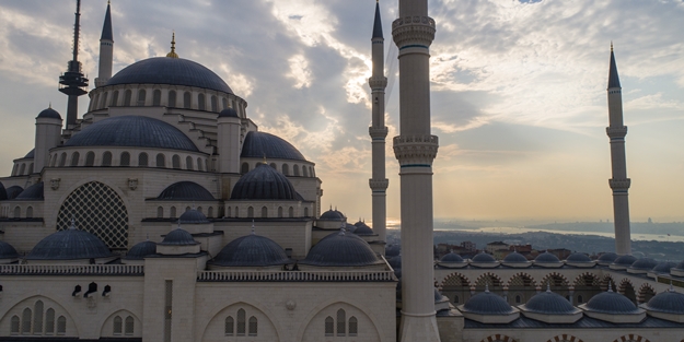 Çamlıca Camii’nde ilk ezan okundu