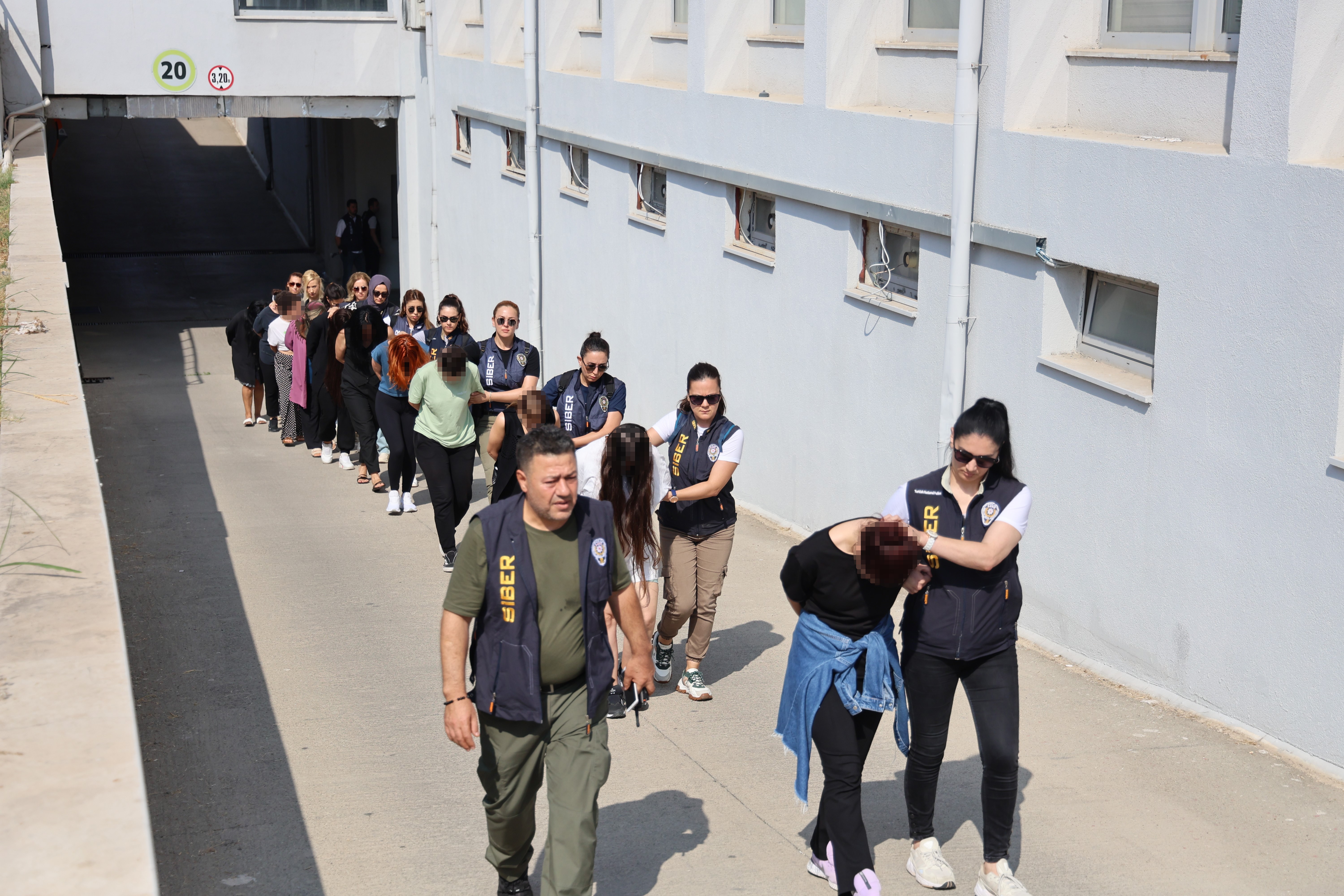 Cumhuriyet tarihinin en büyük yasa dışı bahis operasyonu: 83 kişi tutuklandı