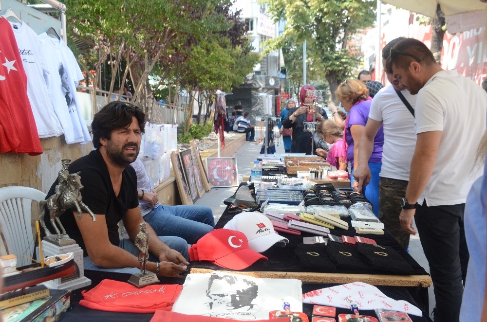 Cumhuriyet Tırı Bilecik’te yoğun ilgi gördü 