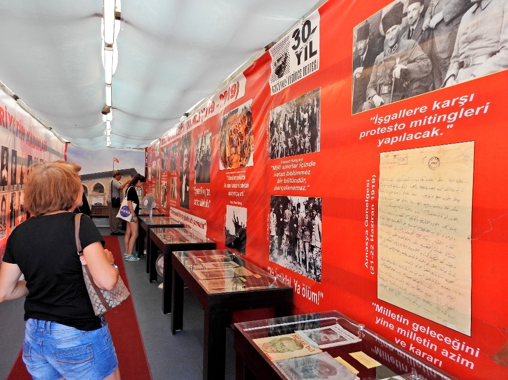 Cumhuriyet tırı Çeşme’de konuşlandı 