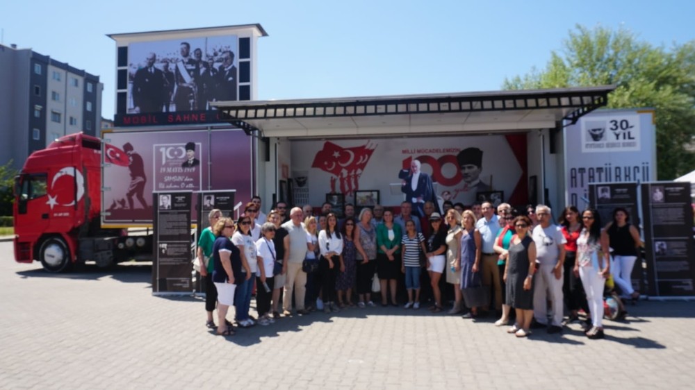 Cumhuriyet tırı İzmit’te 