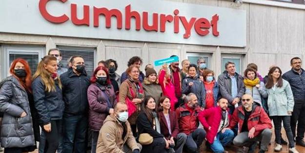 Cumhuriyet tükürdüğünü yaladı! 8 gazeteci tekrar işe alındı