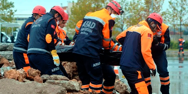 Cumhuriyet yazarından aşağılık bir yazı daha! AFAD depremle uğraşıyor bunlar AFAD'la