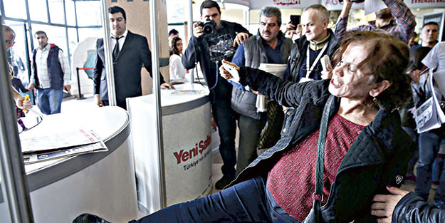 ‘Cumhuriyetçi’ zorbalar Akit’e saldırdı