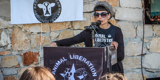 Cumhuriyet'in 'çatlak' yazarı Zülal Kalkandelen'in terörü güzellediği ortaya çıktı! "Onlar bizim kahramanlarımız"