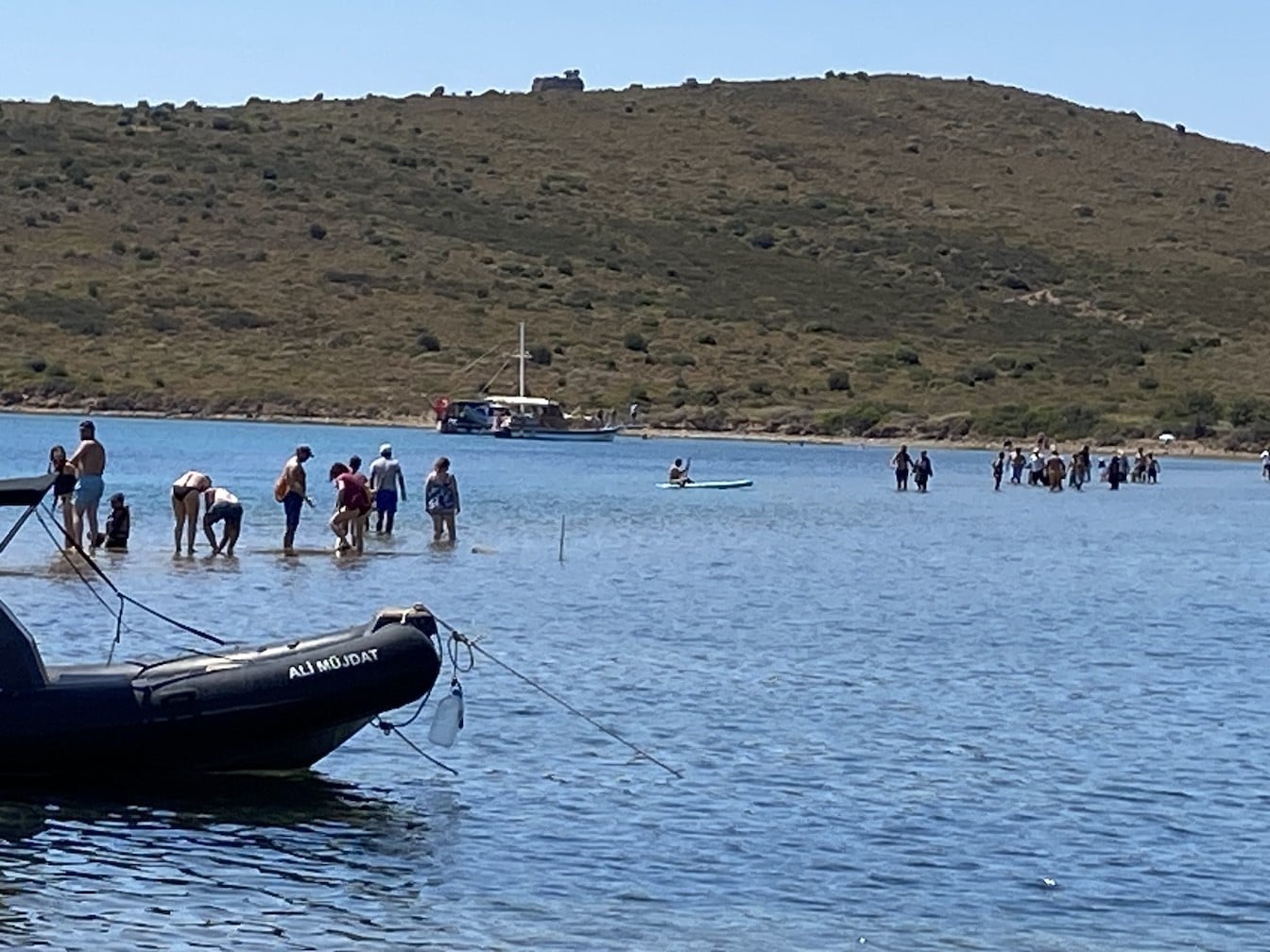 Cunda'da faciadan dönüldü! Denizin ortasında akıntıya kapılan tatilciyi Huni Mustafa kurtardı!