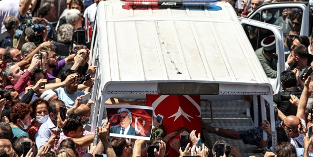 Cüneyt Arkın son yolculuğuna uğurlandı
