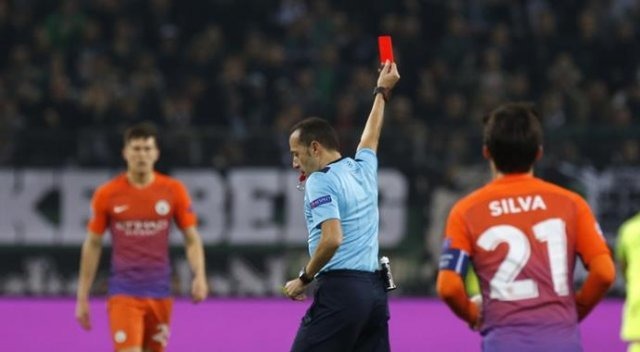 Cüneyt Çakır'ın maçında kartlar havada uçuştu