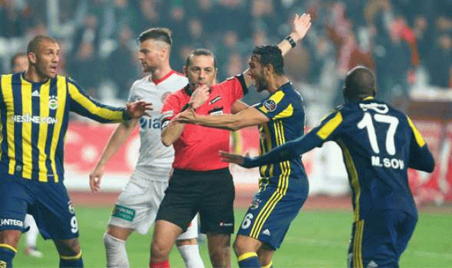 Cüneyt Çakır'ın telefon numarasını bulup SMS yağdırdılar!