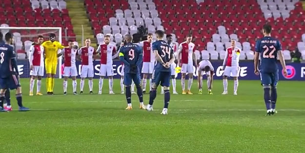 Cüneyt Çakır'ın yönettiği maçta geceye damga vuran olay