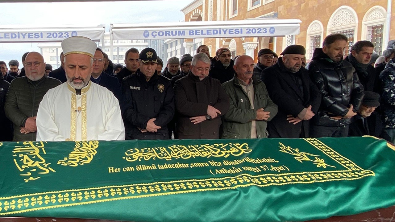 Cüneyt Özdemir’in annesi Çorum’da toprağa verildi