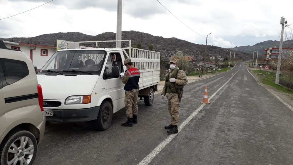 Çüngüş’te il dışından gelenler sağlık kontrolünden geçiriliyor 