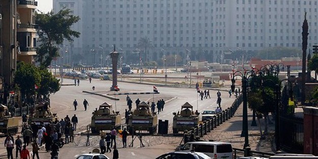Cunta yargısı Diktatör Hüsnü'yü akladı, Mısır ayaklandı
