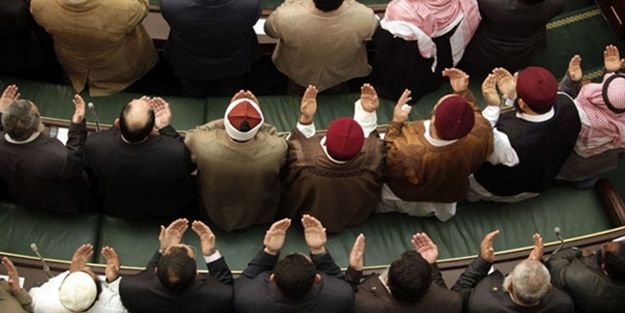 Cunta burnunu camilere soktu!