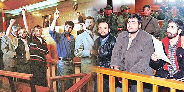 Cuntacılar dışarıda! Mazlumlar 62 bayramdır ailelerine hasretler