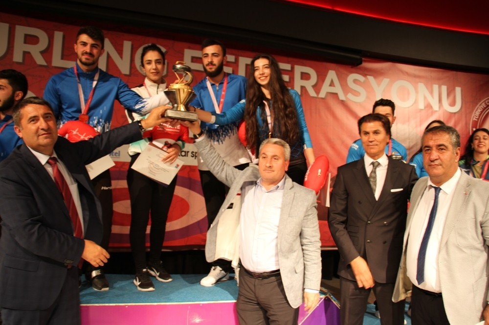 Curling şampiyonlarına görkemli tören 