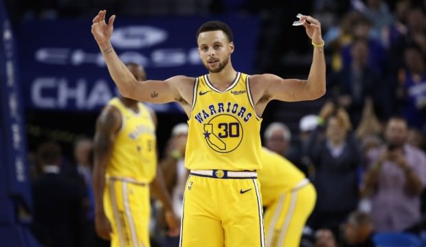 Curry'den üç çeyrekte 51 sayı