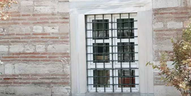 Çürüyen estetik anlayışımız: Tarihi camiye plastik pencere takılmış!