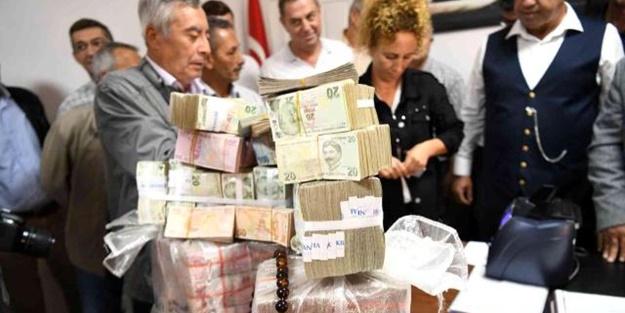 Çuvallar dolusu parayı katır sırtında getirip belediye başkanına teslim etti