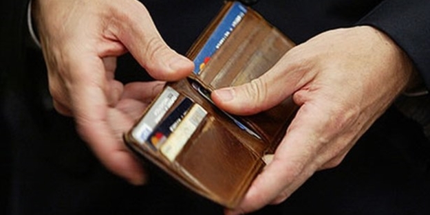 Cüzdanı sahibine verdi, dayak yedi