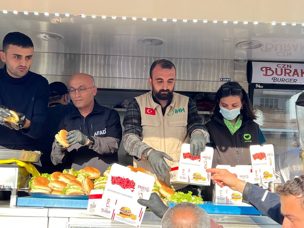 CZN Burak depremden etkilenen çocuklarla buluştu