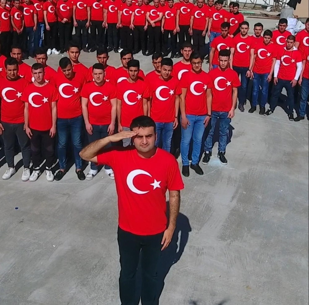 CZN Burak’tan ay yıldızlı koreografiyle Mehmetçiğe selam 