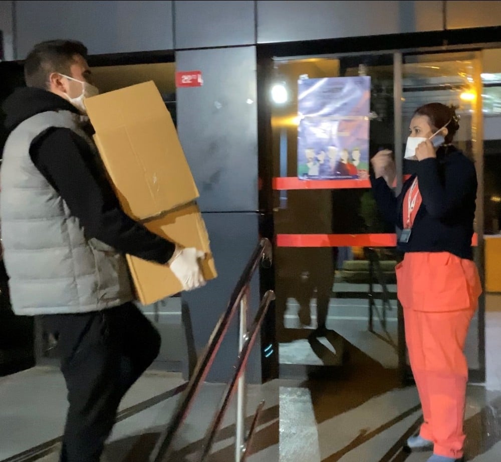 CZN Burak’tan sağlık çalışanlarına sarma sürprizi 
