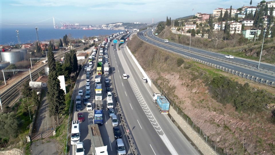 D -100’de zincirleme trafik kazası: 9 yaralı 