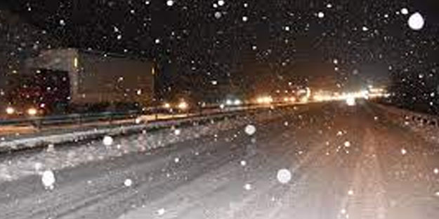 D-100 kara yolu kar nedeniyle kapandı! Yolcular Çerkeş Kültür Merkezi'ne sığındı