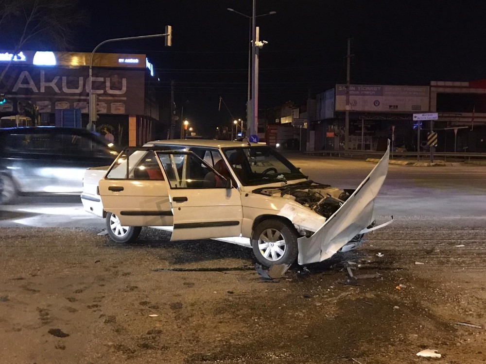 D-100 karayolu sanayi ışıklarında otomobil ile kamyonet çarpıştı: 2 yaralı 