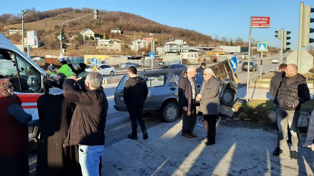 D-100 karayolunda iki araç çarpıştı: 5 yaralı 