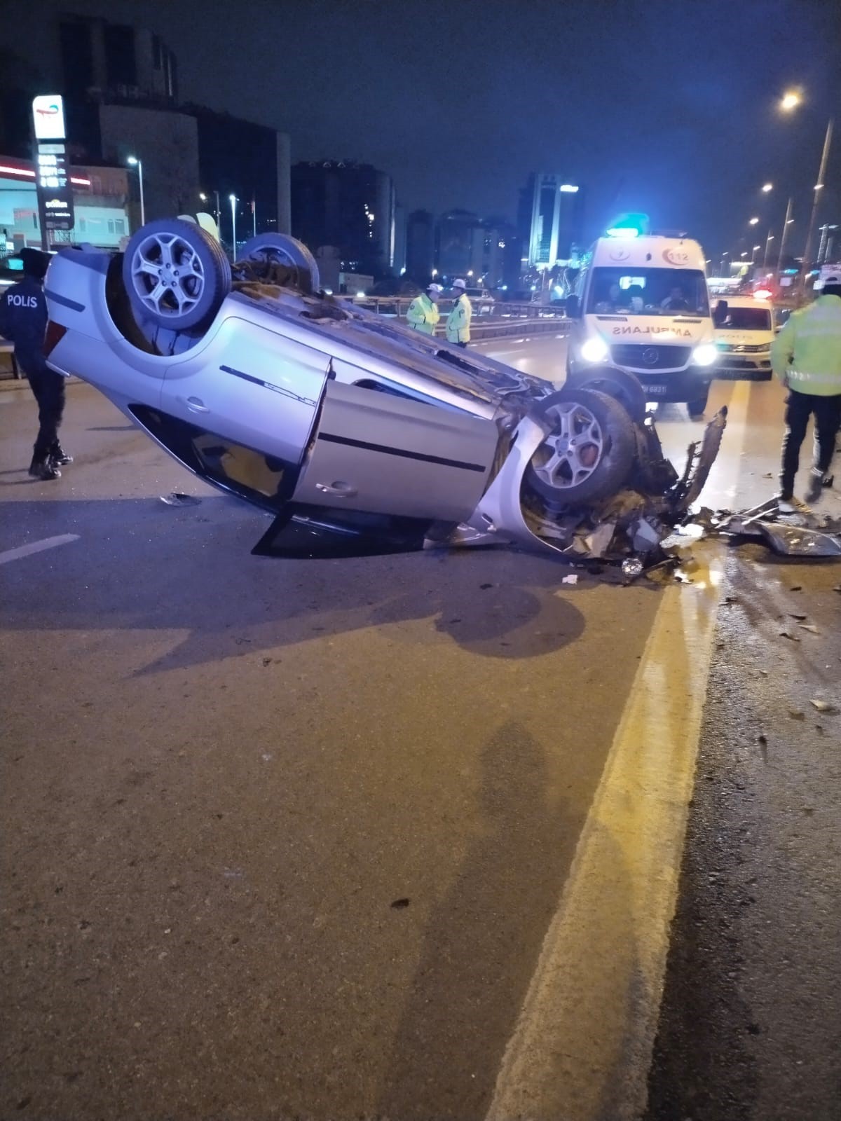 D-100de kontrolden çıkan araç takla attı: 3 yaralı