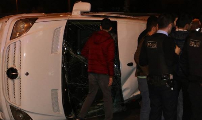 D-100’de servis minibüsü takla attı: 3 yaralı