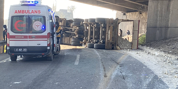 D-100'de tır devrildi, yol kapandı: 1 yaralı