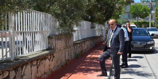 İznik’te kaldırımlar onarılıyor