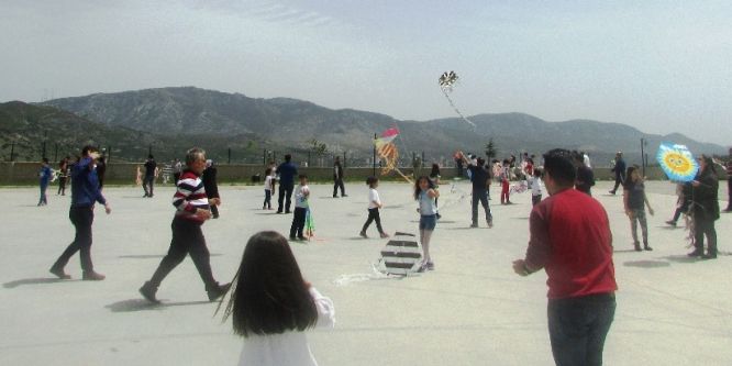 Kozan’da uçurtma şenliği