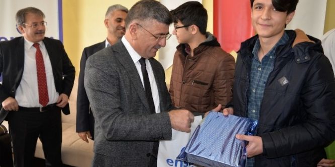 TEOG’da başarılı olan öğrencileri ödüllendirdi