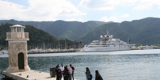 Arap şeyhin mega yatı ilçeyi zengin etti