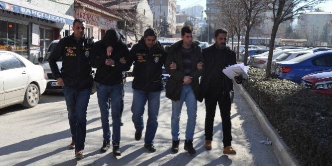 Polisi bıçakla ağır yaraladı